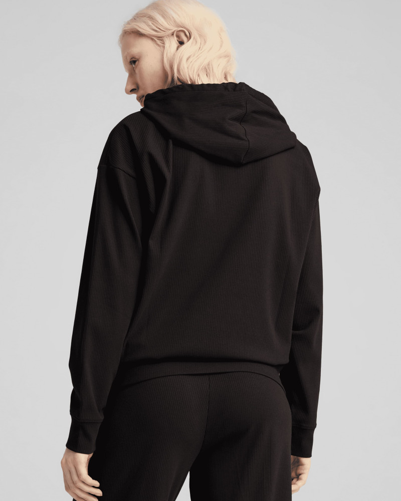 Sudadera de mujer Puma ESS ELEVATED Comfort Hoodie negra 68502301