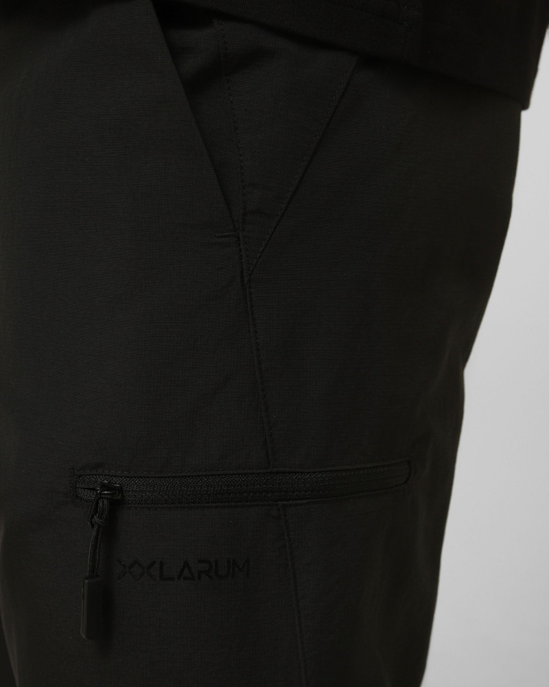 Pantalón de hombre Larum Fyralis negro 102601-010